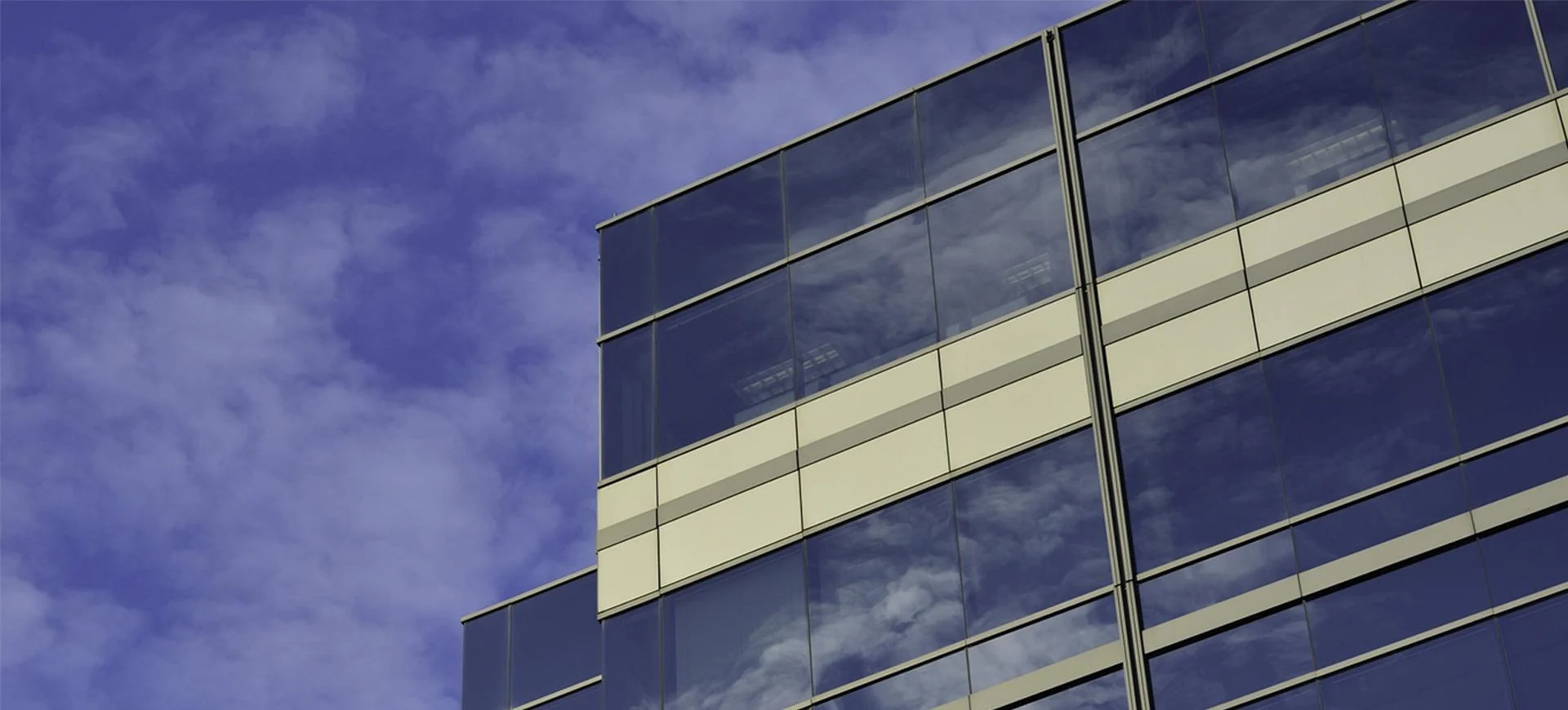 Façade vitrée d’un immeuble professionnel